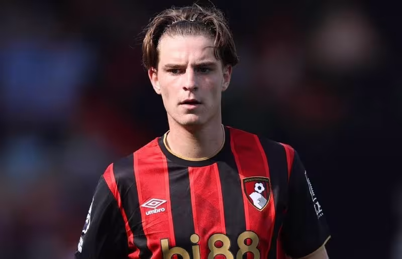 Manchester United Aleks Skottga qiziqish bildirmoqda