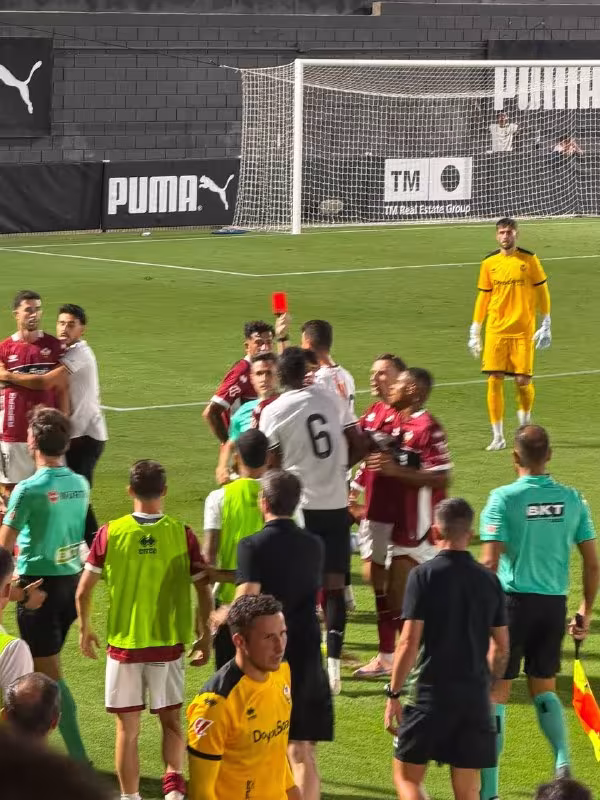 Umar Sadiq qizil kartochka oldi