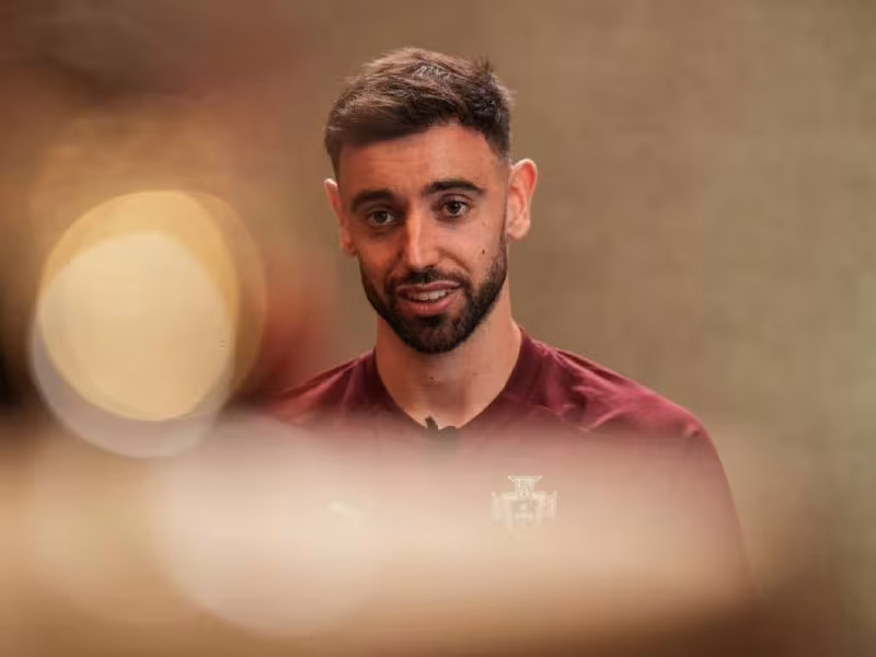 Yuventus Brunu Fernandeshni nishonga olmoqda
