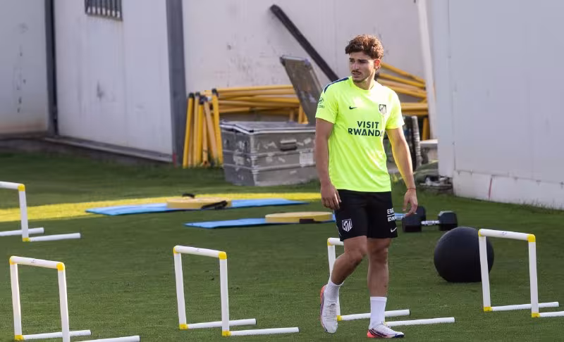 Xulian Alvaresning kelajagi borasida Simeone va futbolchi atrofi o'rtasida kelishmovchilik yuzaga keldi