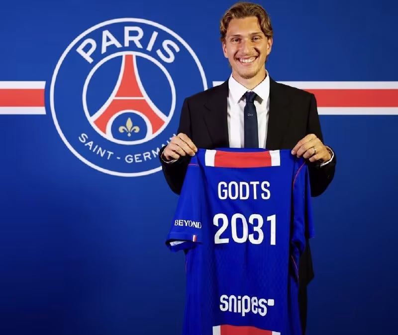 Mika Godts PSJ futbolchisiga aylandi