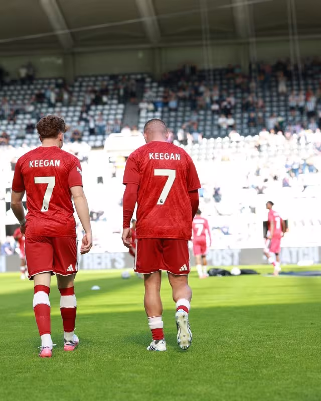 Liverpool futbolchilari Keegan xotirasiga bag'ishlangan liboslarda maydonga tushishdi