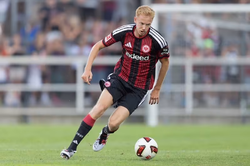 Hugo Larsson Londonda muzokaralar olib bormoqda