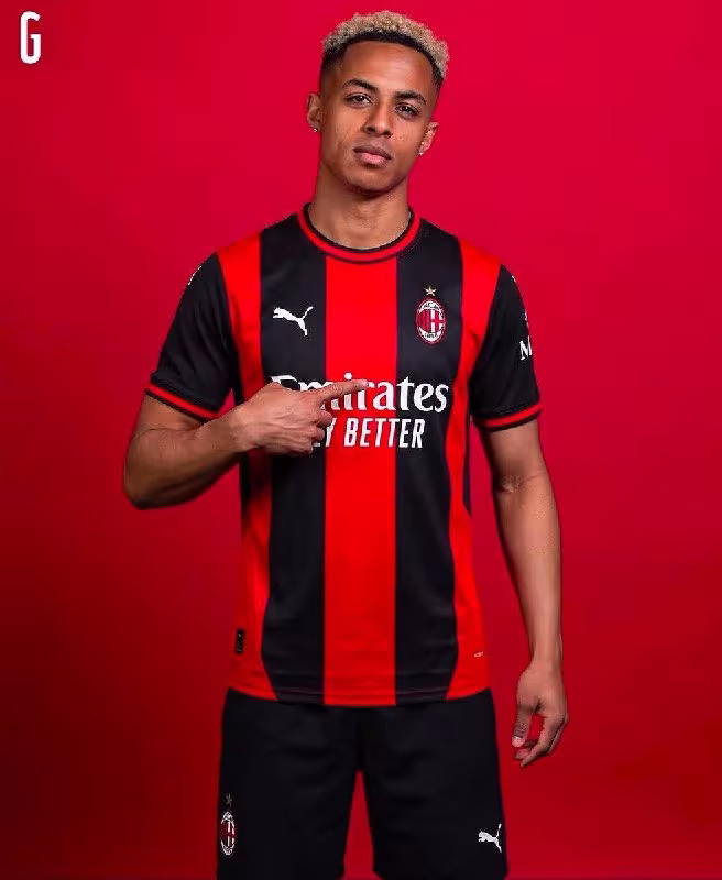 Omari Xatchinson Milan shahriga yetib keldi