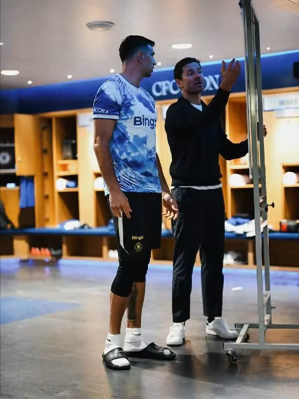 Xabi Alonso Emiliano Martinez haqida fikr bildirdi