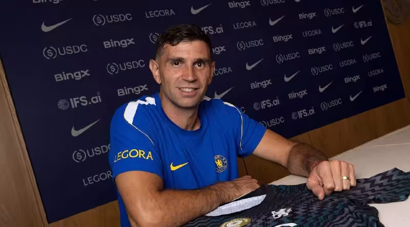 Emiliano Martines «Chelsi» futbolchisiga aylandi