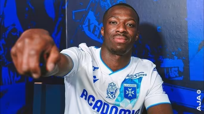 Inter Oser himoyachisi Lamin Sinni nishonga oldi