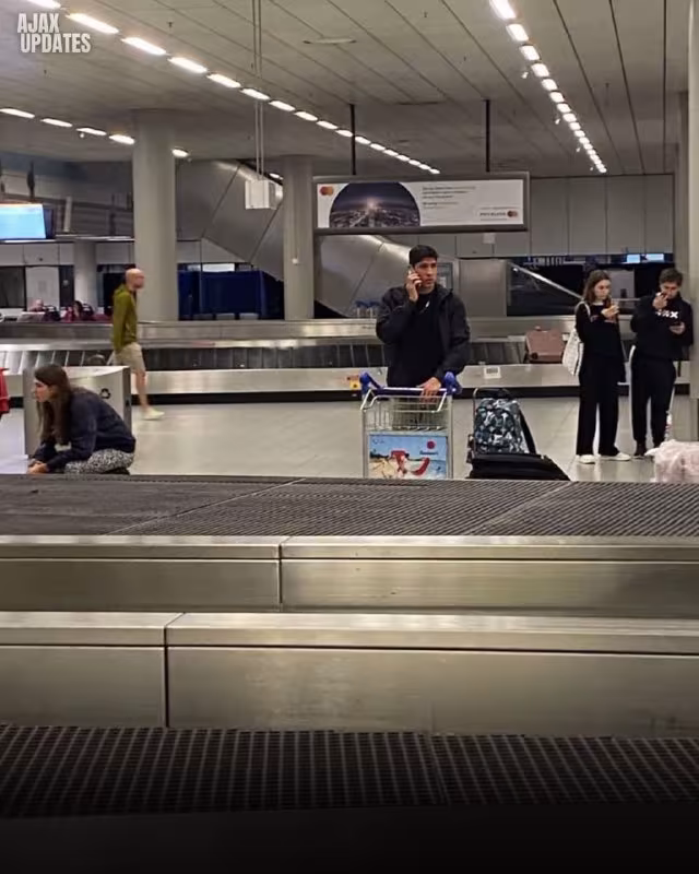 Edson Alvares Amsterdam aeroportida ko'rinish berdi