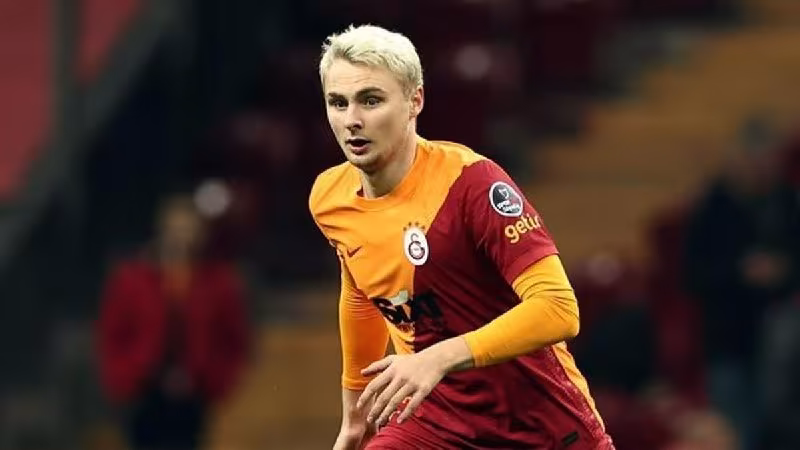 Selta Viktor Nelsson bilan qiziqmoqda