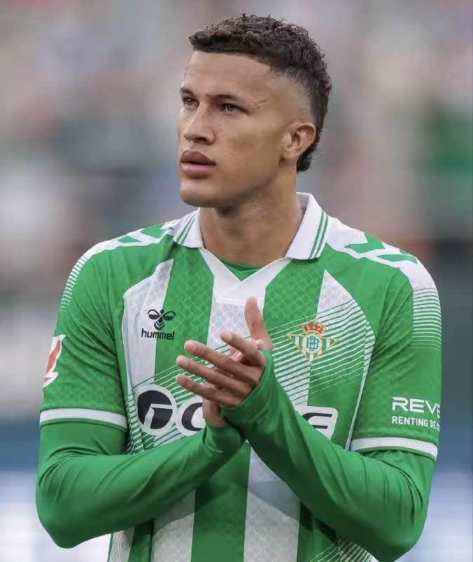 Nelson Deossa "Real Betis"da qolish qarori haqida gapirdi