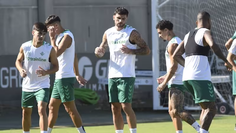 Troy Parrott va Enes Unal: Eredivizi tarbiyalanuvchilari to'qnashuvi