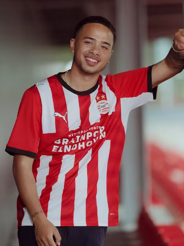 Layf Oldenstam PSV futbolchisiga aylandi