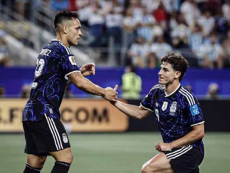 Lautaro Martines Xulian Alvaresni qo'llab-quvvatladi