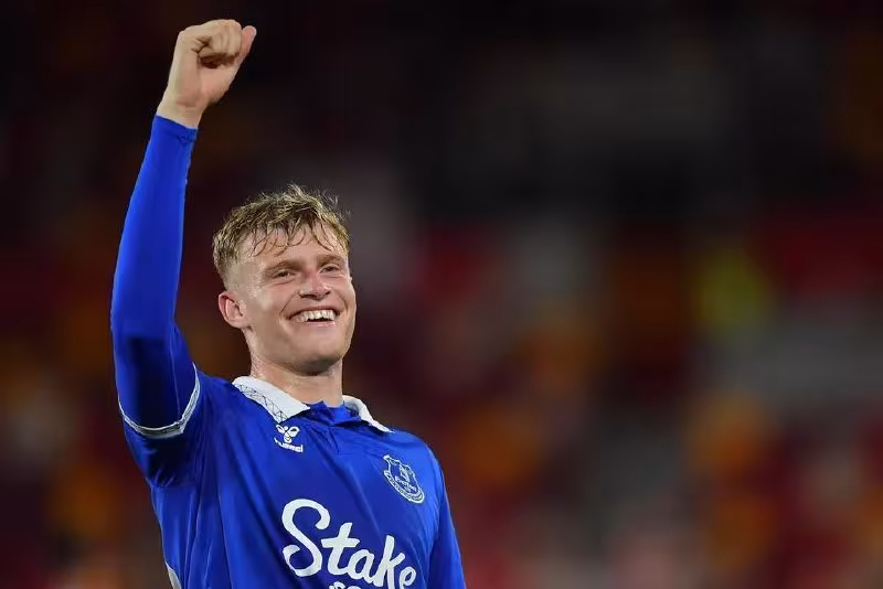 Manchester United Jarrad Branthwaite'ga qiziqishda davom etmoqda