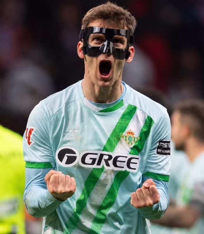 Diego Llorente burun suyagi singani sababli niqobda o'ynaydi